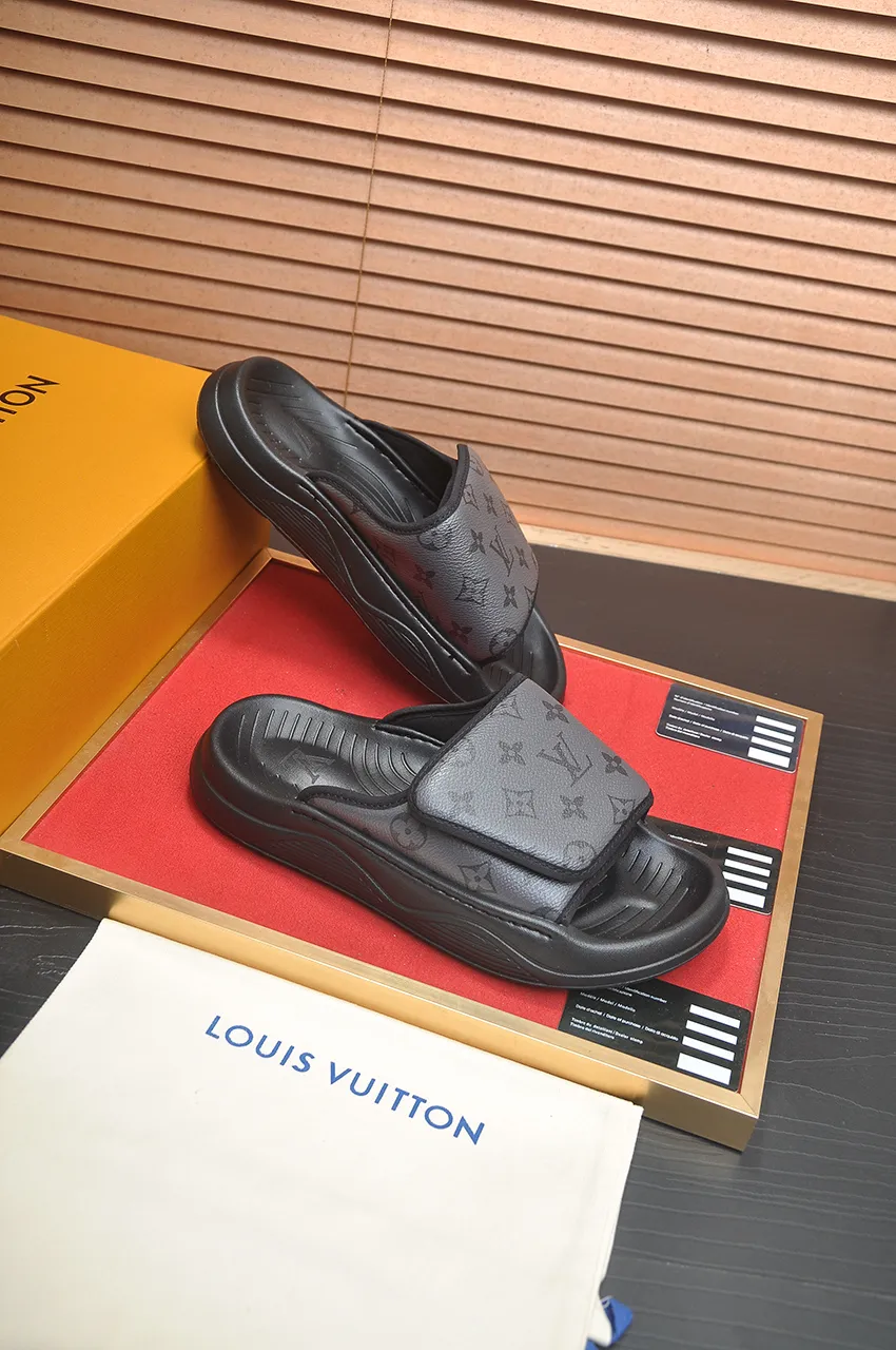 Men's men's shoes 💰340💶 [Louis Vuitton LV slippers] (high-end cowhide) counter 1:1 fashion style, a must-have for summer! The designer used LV’s iconic outsole. The original simple slippers instantly become fashionable! The upper is made of flexible special cowhide leather straps alternately, and the workmanship is exquisite! A must-have for stylish men in summer, size 38-45 (45 customized)